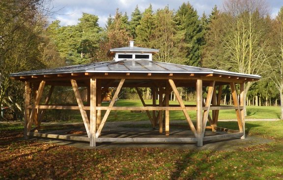 offener Holzpavillon mit Blechdach 