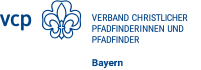 Wortbildmarke in blau, kleingeschrieben vcp rechts daneben in einem Logo vereint Umrisse von Kleeblatt, Lilie und Kreuz gefolgt von dem Schriftzug Verband Christlicher Pfadfinderinnen und Pfadfinder Bayern